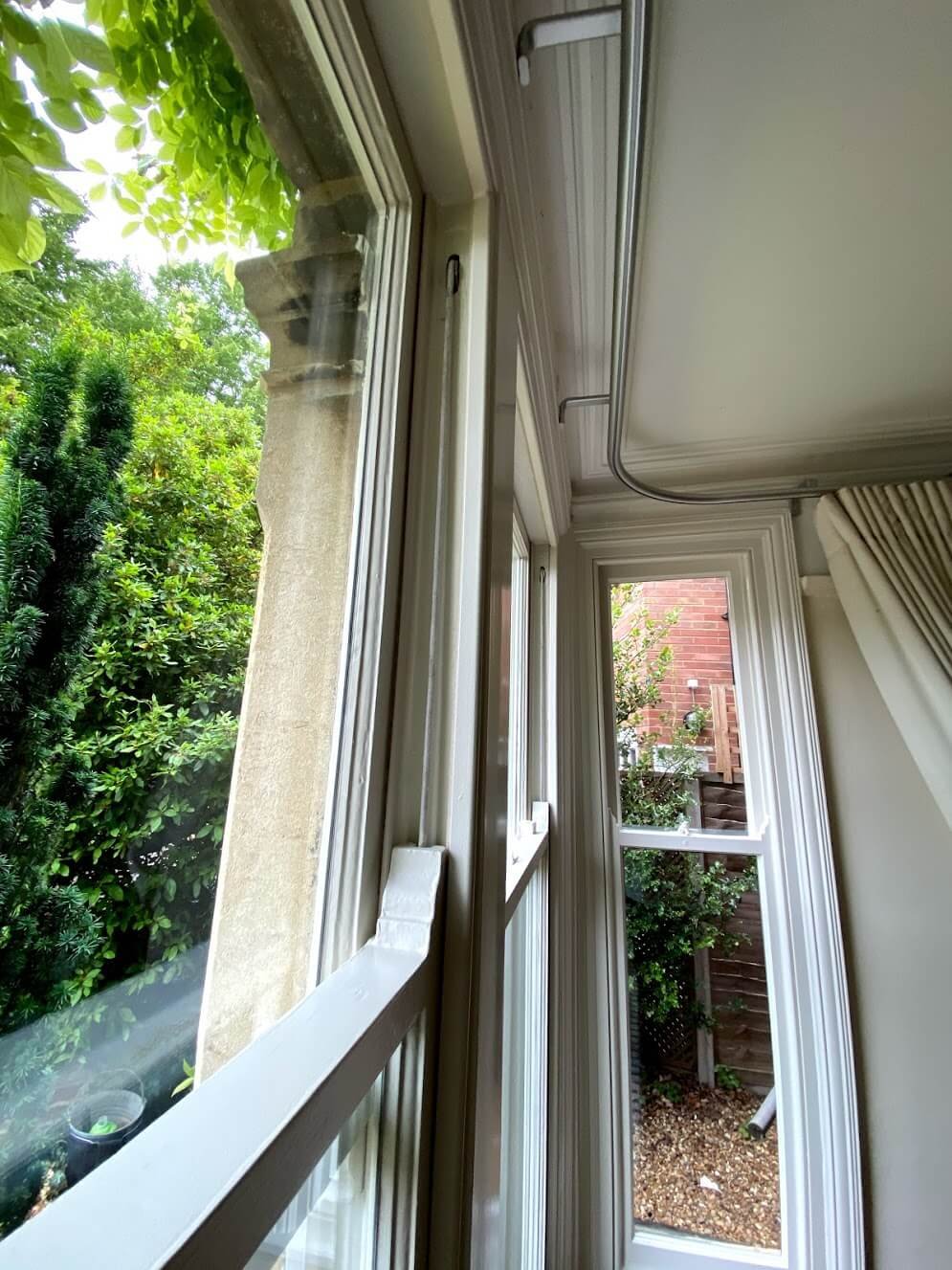 Sash window draught-proofed and double glazed with vacuum ultra-slim glass